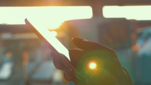 阳光下女人使用手机[品牌手机]视频