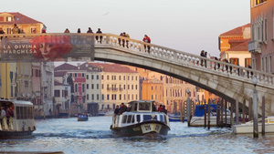 水上游艇航行在意大利威尼斯大运河20秒视频