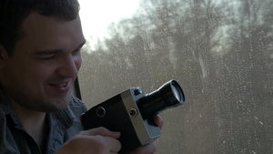 年轻人用复古摄像机拍摄的方式44秒视频