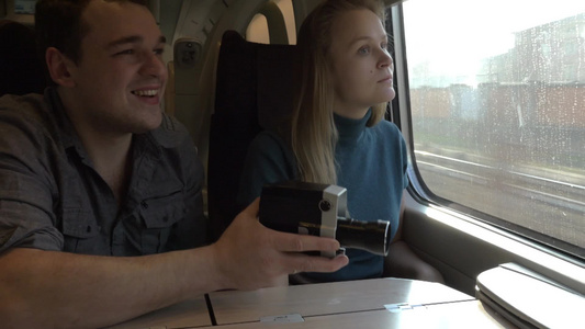 一对年轻夫妇乘火车旅行[短途旅行]视频