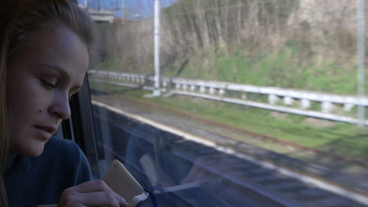 火车上女子看着窗外做速写视频