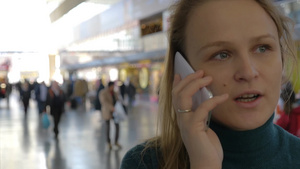 在机场大厅打电话的年轻女人44秒视频