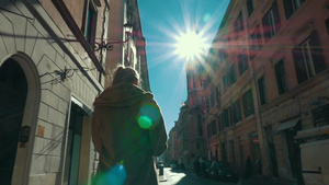 一个女人走在德尔巴比诺街的罗马购物中心大街上30秒视频