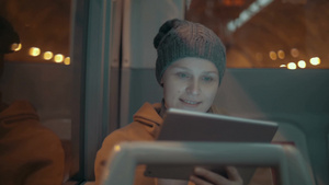 公共汽车上的女人坐在窗边用触控板和朋友聊天13秒视频