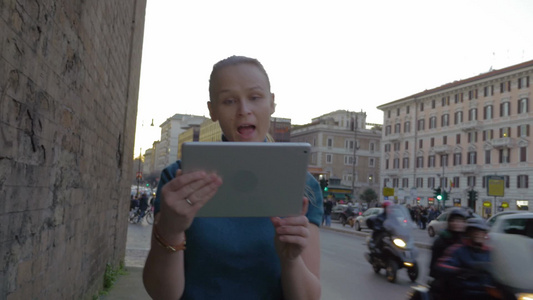 女人用平板电脑视频聊天视频