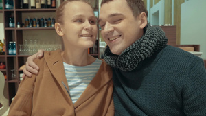 快乐的年轻夫妇在咖啡馆使用智能手机拍下他们在一起的浪漫时光16秒视频