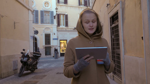 年轻女子带着平板电脑和咖啡走在罗马的街上18秒视频