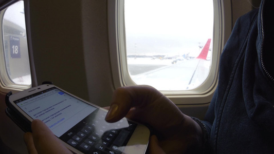 飞机起飞前浏览器上网智能手机视频