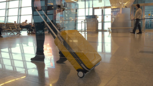 机场手拉行李箱女人的低角度镜头视频