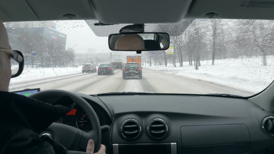 汽车行驶在积雪融化的道路上[融掉]视频