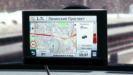 汽车内固定在挡风玻璃上的GPS设备视频