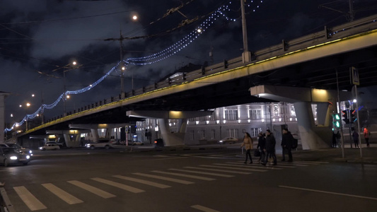 夜晚城市里的车辆和过马路的行人[车俩]视频