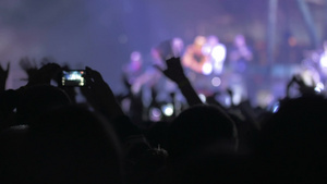 音乐会上舞台下的观众在挥手跟着音乐节奏摇摆20秒视频
