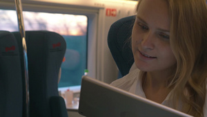 女人在坐车旅行时在平板电脑上输入信息17秒视频