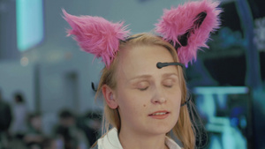 年轻的女人正在尝试脑电波控制的猫耳朵和自拍30秒视频