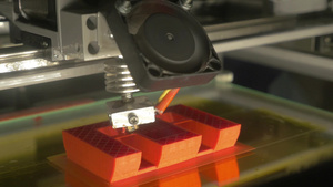 工作中3D打印机通过铺设连续层的材料来制作三维e字母19秒视频