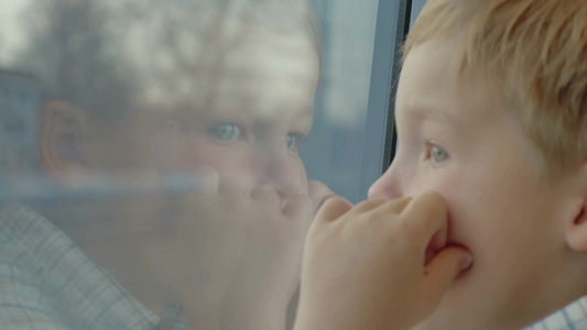 火车上看着窗外的小男孩视频
