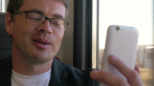 年轻的白领在火车上打了一个视频电话的特写镜头视频