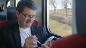 商务男在火车上使用手机25秒视频