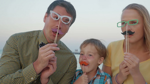 年轻的父母和小儿子戴着纸质的时髦眼镜和胡子18秒视频