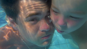 父亲带小儿子在游泳池里一起潜水14秒视频