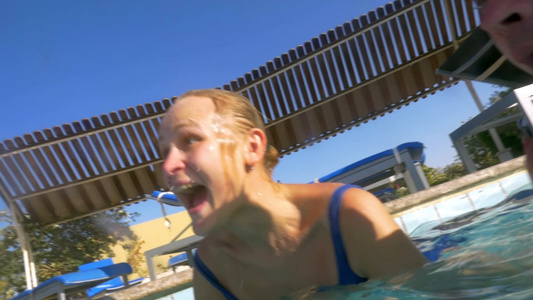 年轻的女人在游泳池里潜水视频
