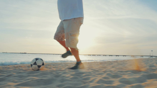 海滩上踢足球视频