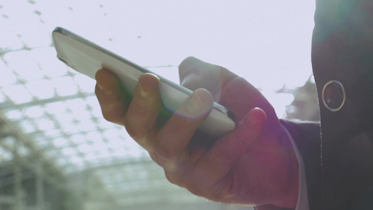 一只手握着智能手机并在写着一条信息的特写镜头视频