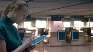 女人站在机场的登机口使用平板18秒视频