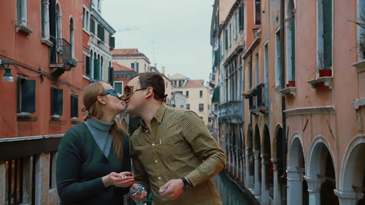 一对年轻夫妇戴着威尼斯狂欢节面具接吻视频