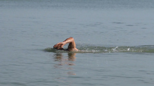 海面上健美的游泳爱好者12秒视频