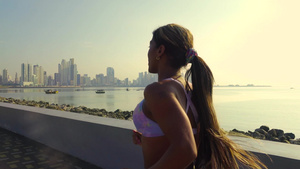 年轻的非裔美国妇女在城市的清晨跑步和锻炼18秒视频