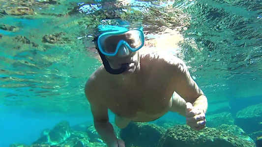 潜水的男人[浮潜时]视频