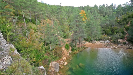 西班牙丛林里美丽的小湖视频