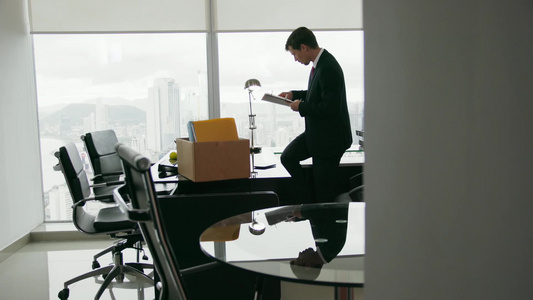 商务男士在办公室力阅读文件[女同胞]视频