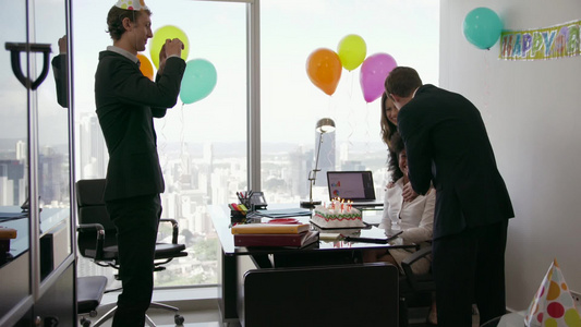办公室里为女同事庆祝生日视频