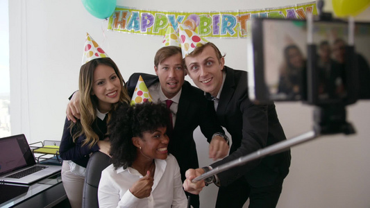 办公室同事朋友们庆祝生日欢乐自拍视频
