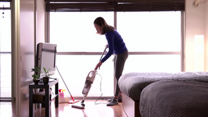 年轻女性打扫房间清洁地板23秒视频