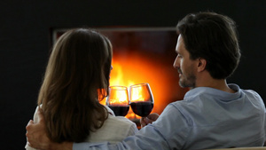 夫妇在壁炉附近喝红酒12秒视频