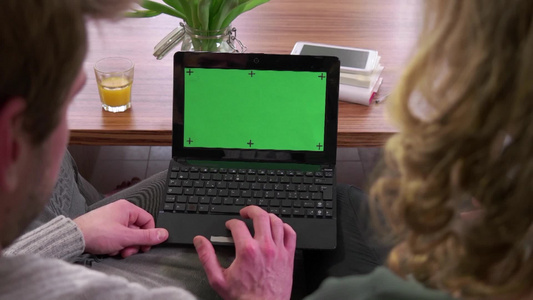 年轻情侣看笔记本电脑绿幕[二十多岁]视频