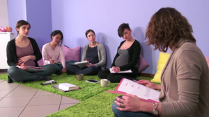 孕妇在上产前培训课程13秒视频
