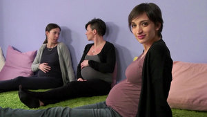 一群怀孕期间的母亲在上产前课程25秒视频