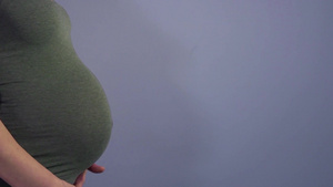 期待宝贝出生的孕妇抚摸腹部28秒视频