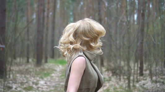 森林里的金发女人在跑步[碧眼]视频