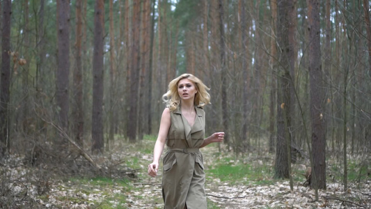 森林里的金发女人视频