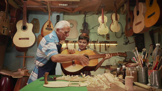 琴匠爷爷在教孙子弹吉他视频