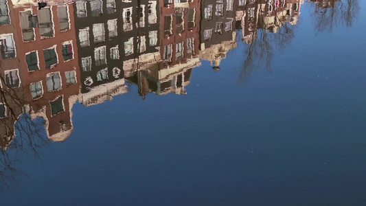欧洲荷兰阿姆斯特丹水中城市倒影视频