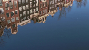 欧洲荷兰阿姆斯特丹水中城市倒影17秒视频