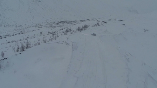 雪外道路上流浪汽车的鸟瞰图视频