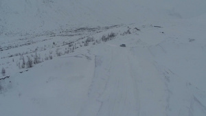 雪外道路上流浪汽车的鸟瞰图23秒视频